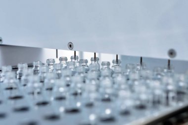 Steril şişeler ve ampul losyonlu telefonda. Tıp ile mühürlü ampul.