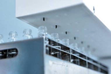 Enjeksiyon için steril kapsül. Şişe ilaç fabrikası şişeleme hatta. Makine steril sıvılar kontrol ettikten sonra. İnterferon, nasoferon.