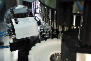 Enjeksiyon için steril kapsül. Şişe ilaç fabrikası şişeleme hatta. Makine steril sıvılar kontrol ettikten sonra. İnterferon, nasoferon.