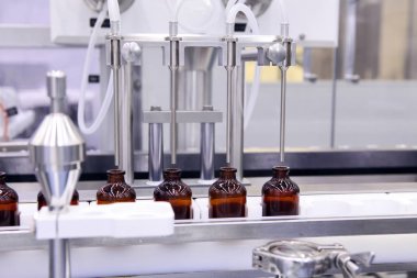 Enjeksiyon için steril kapsül. Şişe ilaç fabrikası şişeleme hatta. Makine steril sıvılar kontrol ettikten sonra. İnterferon, nasoferon.