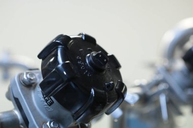 Gates, musluklar, monometers adlı ilaç fabrikası. Reaktöre ilaç temini açın. Manometreler üretim. Hava ikmal ve basınç ayarlama.