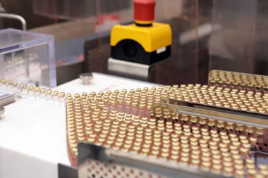 Birçok kartuş insülin. İnsülin ilaç fabrikası, 3 ml dökülmesini. Diabetes Mellituslu hastalarda insülin. Tıp ile kompakt ampül.