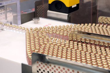 Birçok kartuş insülin. İnsülin ilaç fabrikası, 3 ml dökülmesini. Diabetes Mellituslu hastalarda insülin. Tıp ile kompakt ampül.