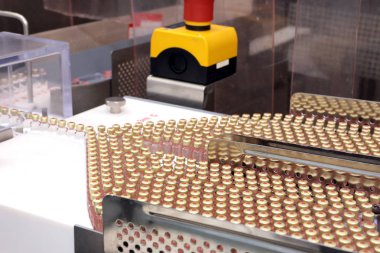 Birçok kartuş insülin. İnsülin ilaç fabrikası, 3 ml dökülmesini. Diabetes Mellituslu hastalarda insülin. Tıp ile kompakt ampül.