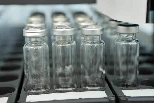 Cápsulas estériles inyectables. Botellas en la línea de embotellado de la planta farmacéutica. Máquina después de comprobar líquidos estériles. Interferón, nasoferón . —  Fotos de Stock