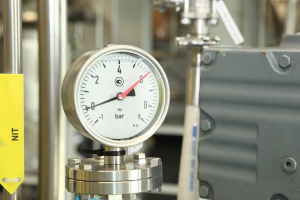 Tore, Wasserhähne, Monometer im Pharmawerk. die Versorgung des Reaktors mit Medikamenten zu öffnen. Manometer in der Produktion. Anpassung der Luftversorgung und des Drucks. — Stockfoto