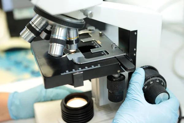 Kvinna Och Man Studera Strukturen Drogen Pellets Ett Mikroskop Kvaliteten — Stockfoto