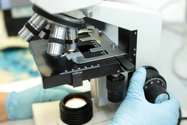 Kvinna Och Man Studera Strukturen Drogen Pellets Ett Mikroskop Kvaliteten — Stockfoto