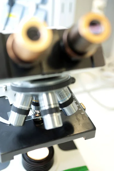 Microscopio medico. Microscopio farmaceutico professionale. Studio delle proprietà del farmaco quando si aumenta. La persona analizza i componenti del farmaco . — Foto Stock