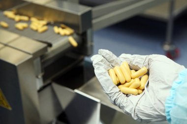 Başlamadan önce makine kurma. Jelatin kapsül en iyi üretici. Eczane üretim. Çalışan insanlar. Üretimde çalışan kadın.