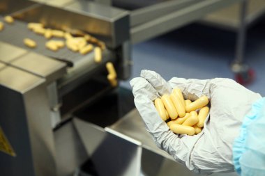 Başlamadan önce makine kurma. Jelatin kapsül en iyi üretici. Eczane üretim. Çalışan insanlar. Üretimde çalışan kadın.
