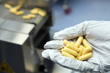 Başlamadan önce makine kurma. Jelatin kapsül en iyi üretici. Eczane üretim. Çalışan insanlar. Üretimde çalışan kadın.