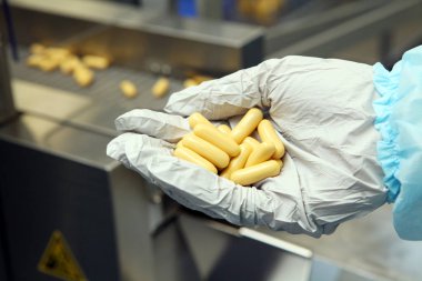 Başlamadan önce makine kurma. Jelatin kapsül en iyi üretici. Eczane üretim. Çalışan insanlar. Üretimde çalışan kadın.