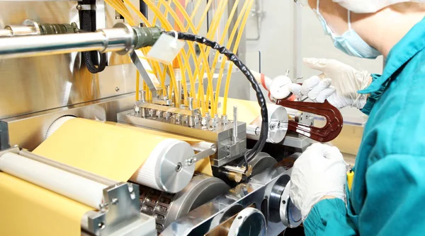 Makine üretimi jelatin kapsül. Makine man doğrulaması. Üretim kapsül tabletler için.