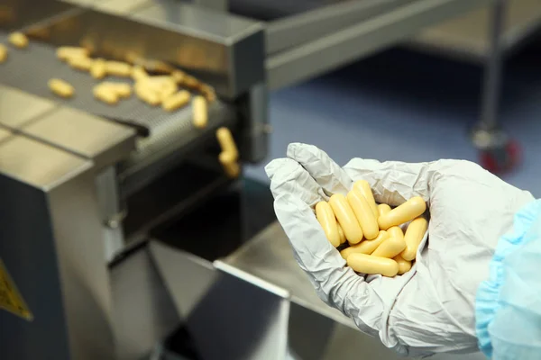 Başlamadan önce makine kurma. Jelatin kapsül en iyi üretici. Eczane üretim. Çalışan insanlar. Üretimde çalışan kadın.