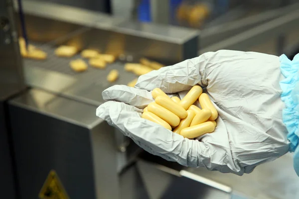 Máquina de fabricação de cápsulas de gelatina. Validação do homem máquina. Produção de cápsulas para comprimidos. — Fotografia de Stock