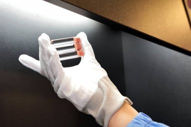 Enjeksiyon için kalite kontrol tüpleri. Tek tek denetimler unde şişe