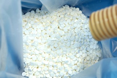 Üretim tablet. Tablet steril ambalaj içine dökülür. Ma