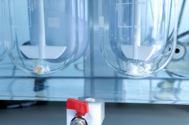 Özerk çözünürlük tester. İnsan mide tablet imitasyon dağılması. Bilimsel araştırma, eczacılık labaratuarı için. Adam tesisinde bilimsel çalışmaları yürütmektedir. Laboratuar araştırmaları eczane. Erveka iş. Otomatik dissol