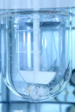 Özerk çözünürlük tester. İnsan mide tablet imitasyon dağılması. Bilimsel araştırma, eczacılık labaratuarı için. Adam tesisinde bilimsel çalışmaları yürütmektedir. Laboratuar araştırmaları eczane. Erveka iş. Otomatik dissol