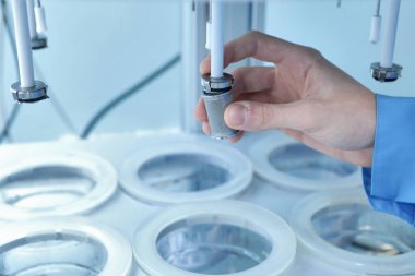 Özerk çözünürlük tester. İnsan mide tablet imitasyon dağılması. Bilimsel araştırma, eczacılık labaratuarı için. Adam tesisinde bilimsel çalışmaları yürütmektedir. Laboratuar araştırmaları eczane. Erveka iş. Otomatik dissol