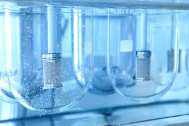 Özerk çözünürlük tester. İnsan mide tablet imitasyon dağılması. Bilimsel araştırma, eczacılık labaratuarı için. Adam tesisinde bilimsel çalışmaları yürütmektedir. Laboratuar araştırmaları eczane. Erveka iş. Otomatik dissol