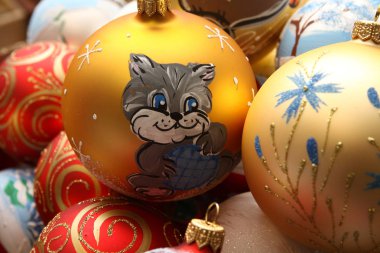 Noel oyuncak fabrikası. Alt cam darbeler. Brülör cam erir. Dekorasyon bir Noel ağacı oyuncak. El yapımı. Kürk-Ağaç oyuncak imalatı. Birçok güzel cam boncuk. Fırın yanma ürünleri.