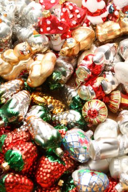 Noel oyuncak fabrikası. Alt cam darbeler. Brülör cam erir. Dekorasyon bir Noel ağacı oyuncak. El yapımı. Kürk-Ağaç oyuncak imalatı. Birçok güzel cam boncuk. Fırın yanma ürünleri.