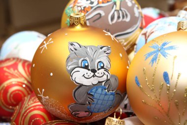 Noel oyuncak fabrikası. Alt cam darbeler. Brülör cam erir. Dekorasyon bir Noel ağacı oyuncak. El yapımı. Kürk-Ağaç oyuncak imalatı. Birçok güzel cam boncuk. Fırın yanma ürünleri.