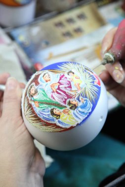 Noel oyuncak fabrikası. Alt cam darbeler. Brülör cam erir. Dekorasyon bir Noel ağacı oyuncak. El yapımı. Kürk-Ağaç oyuncak imalatı. Birçok güzel cam boncuk. Fırın yanma ürünleri.