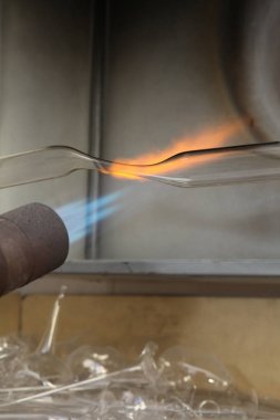 Noel oyuncak fabrikası. Alt cam darbeler. Brülör cam erir. Dekorasyon bir Noel ağacı oyuncak. El yapımı. Kürk-Ağaç oyuncak imalatı. Birçok güzel cam boncuk. Fırın yanma ürünleri.