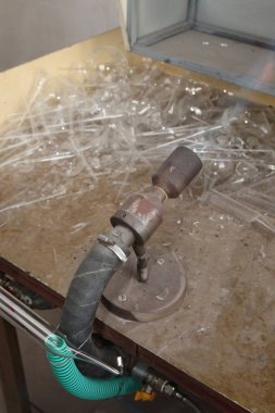 Noel oyuncak fabrikası. Alt cam darbeler. Brülör cam erir. Dekorasyon bir Noel ağacı oyuncak. El yapımı. Kürk-Ağaç oyuncak imalatı. Birçok güzel cam boncuk. Fırın yanma ürünleri.
