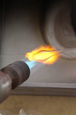 Noel oyuncak fabrikası. Alt cam darbeler. Brülör cam erir. Dekorasyon bir Noel ağacı oyuncak. El yapımı. Kürk-Ağaç oyuncak imalatı. Birçok güzel cam boncuk. Fırın yanma ürünleri.