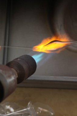 Noel oyuncak fabrikası. Alt cam darbeler. Brülör cam erir. Dekorasyon bir Noel ağacı oyuncak. El yapımı. Kürk-Ağaç oyuncak imalatı. Birçok güzel cam boncuk. Fırın yanma ürünleri.