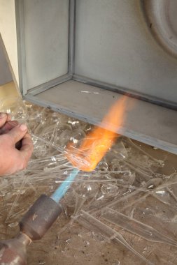 Noel oyuncak fabrikası. Alt cam darbeler. Brülör cam erir. Dekorasyon bir Noel ağacı oyuncak. El yapımı. Kürk-Ağaç oyuncak imalatı. Birçok güzel cam boncuk. Fırın yanma ürünleri.