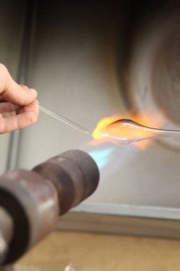 Noel oyuncak fabrikası. Alt cam darbeler. Brülör cam erir. Dekorasyon bir Noel ağacı oyuncak. El yapımı. Kürk-Ağaç oyuncak imalatı. Birçok güzel cam boncuk. Fırın yanma ürünleri.