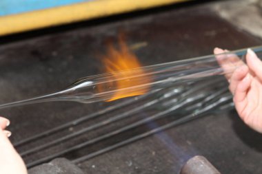 Noel oyuncak fabrikası. Alt cam darbeler. Brülör cam erir. Dekorasyon bir Noel ağacı oyuncak. El yapımı. Kürk-Ağaç oyuncak imalatı. Birçok güzel cam boncuk. Fırın yanma ürünleri.