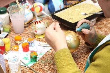 Noel oyuncak fabrikası. Alt cam darbeler. Brülör cam erir. Dekorasyon bir Noel ağacı oyuncak. El yapımı. Kürk-Ağaç oyuncak imalatı. Birçok güzel cam boncuk. Fırın yanma ürünleri.