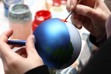 Noel oyuncak fabrikası. Alt cam darbeler. B