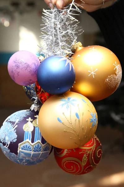 クリスマスのおもちゃの工場 労働者は ガラスを吹きます バーナーはガラスを溶かします クリスマス ツリー グッズの装飾 手作り 毛皮の木のおもちゃの製造 多くの美しいガラスビーズです — ストック写真