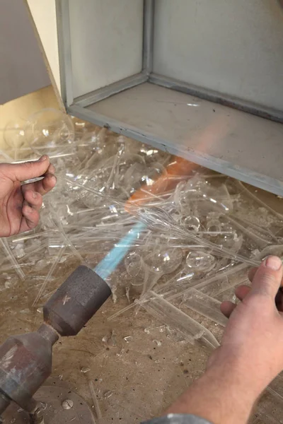 Noel oyuncak fabrikası. Alt cam darbeler. Brülör cam erir. Dekorasyon bir Noel ağacı oyuncak. El yapımı. Kürk-Ağaç oyuncak imalatı. Birçok güzel cam boncuk. Fırın yanma ürünleri.