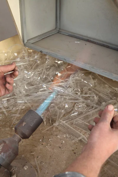 Fábrica Brinquedos Natal Trabalhador Explode Vidro Queimador Derrete Vidro Decoração — Fotografia de Stock