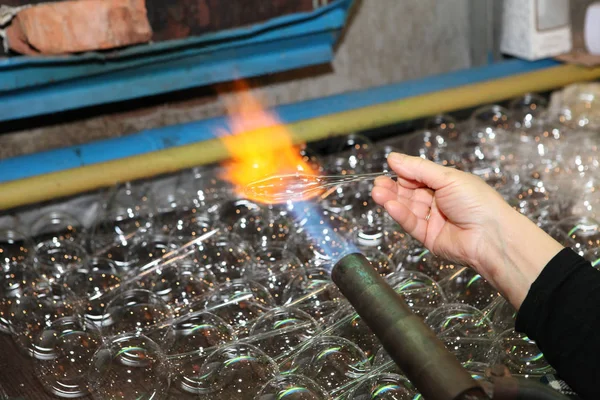Fábrica Juguetes Navideños Trabajador Sopla Vidrio Quemador Derrite Vidrio Decoración — Foto de Stock