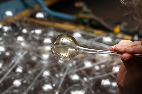 Fabrik Von Weihnachtsspielzeug Bläst Der Arbeiter Das Glas Aus Der — Stockfoto