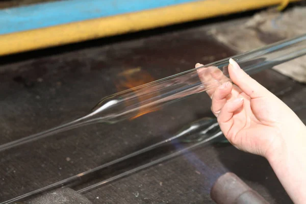 Fábrica Juguetes Navideños Trabajador Sopla Vidrio Quemador Derrite Vidrio Decoración — Foto de Stock