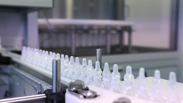 ボトルパックの生産ライン 鼻滴の生産 無菌培地 薬とボトルのライン 産業ラインのテスト 医薬品の包装と充填を作成するための自動テープ アンプル充填封止機 — ストック動画