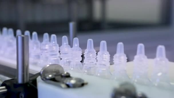 白酒的生产线 生产鼻滴 无菌培养基 一串装药的瓶子 工业生产线的测试 用于药品包装和充填的自动胶带 安培充填和密封机 — 图库视频影像