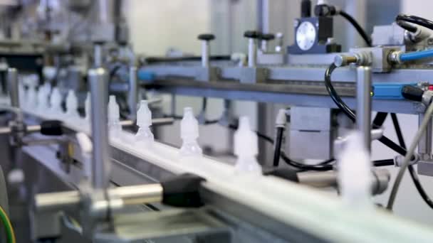 ボトルパックの生産ライン 鼻滴の生産 無菌培地 薬とボトルのライン 産業ラインのテスト 医薬品の包装と充填を作成するための自動テープ アンプル充填封止機 — ストック動画