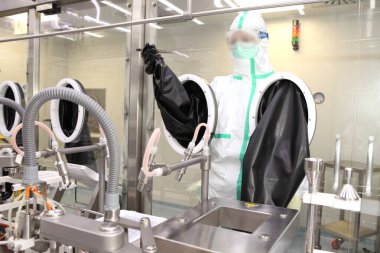 COVID-19 'a karşı bir aşı geliştirildi. Biyokimyacı bilim adamları virüsü laboratuvarda inceliyor. Bir aşının üretimi ve araştırması. Eşsiz öğrenme teknolojisi.