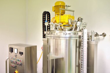 Süspansiyonların ve çözümlerin reaktörleri. Eczacılık endüstrisinin üretimi. Süspansiyon üretimi, tabletler için çözümler. Sıvı üretmek için reaktör, temiz oda, ilaç fabrikası.